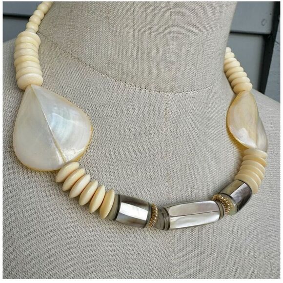 Mother of pearl bone beaded necklace - Picture 2 of 8